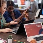 Équipe associative travaillant sur un projet de transformation numérique